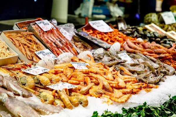 Çeşitli karides, kabuklu deniz ürünleri ve diğer deniz ürünleri piyasada satılan