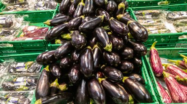 Taze patlıcan kutularına süpermarket üstünde belgili tanımlık sayaç vardır