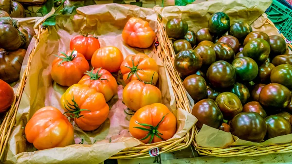 Frische Rote Orangefarbene Lila Und Grüne Tomaten Liegen Schachteln Auf — Stockfoto