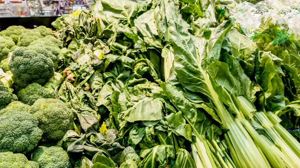 Cale Sallad Och Broccoli Räknaren Stormarknaden — Stockfoto