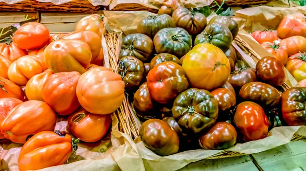 Frische Rote Orangefarbene Lila Und Grüne Tomaten Liegen Schachteln Auf — Stockfoto