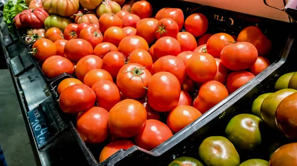 Rote Tomaten Liegen Kisten Auf Dem Ladentisch — Stockfoto