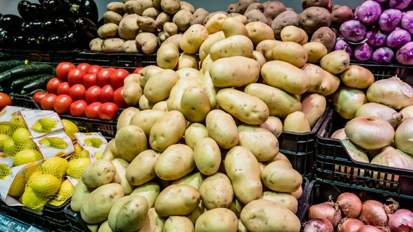Картофель Лук Помидоры Другие Овощи Прилавке Супермаркета — стоковое фото