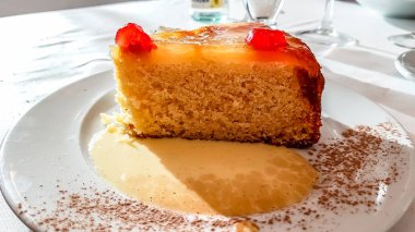 Bir parça kek çilek ve limon ile bir plaka üzerinde olduğunu