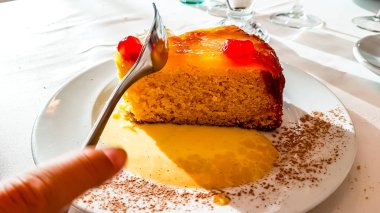 Bir parça kek çilek ve limon ile bir plaka üzerinde olduğunu