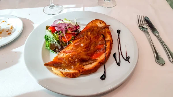 Bruschetta haşlanmış et ve sebze bir plaka üzerinde yalan ile