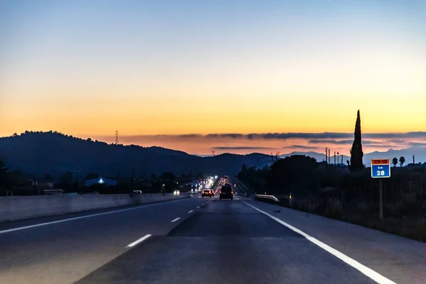 Autostrady Między Górami Wieczorem — Zdjęcie stockowe