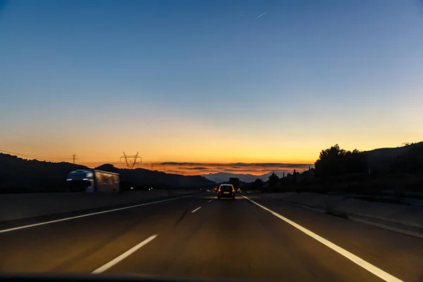 Autostrady Między Górami Wieczorem — Zdjęcie stockowe