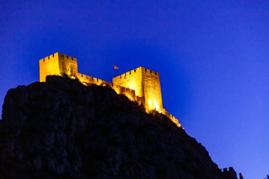İspanya, eski kale, Sax gece dağda.