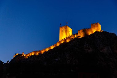 İspanya, eski kale, Sax gece dağda.