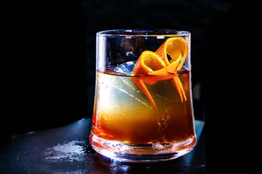 Cam buz ile güçlü bir kokteyl (viski, konyak, brandy) ile 