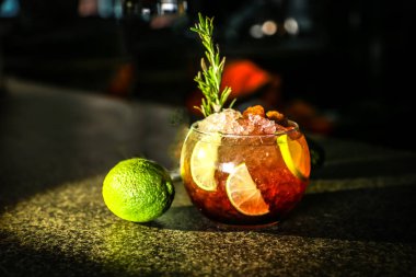 Barmen bir kokteyl Cassis Caipirinha (Caipirissim hazırlar