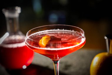 Kokteyl kozmopolit. Barmen bir cocktai hazırlanıyor