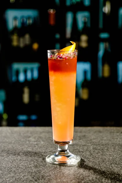 Cocktail Milan Breeze in un bicchiere alto con decorazione di rosa pe — Foto Stock