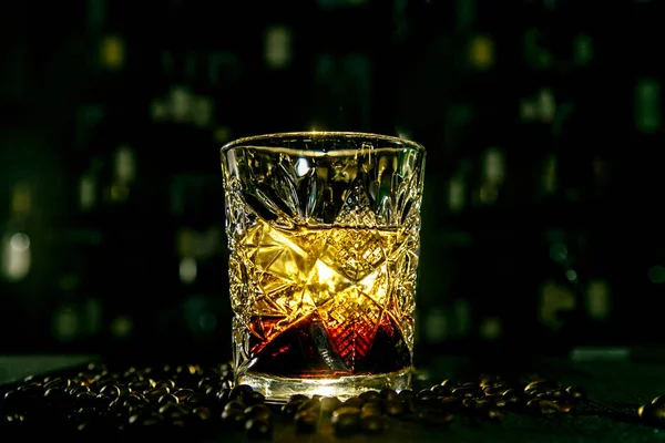 Black Russian cocktail. The bartender prepares it in a glass of — Stock Photo, Image