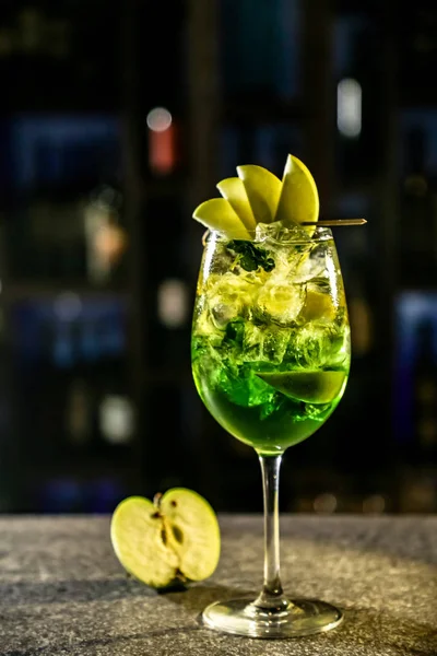 Зелений коктейль з лікеру Apple обертається на чорному тлі — стокове фото