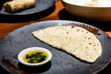 Kutab, geleneksel Arap Yemeği, bir plaka üzerinde yatıyor