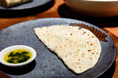 Kutab, geleneksel Arap Yemeği, bir plaka üzerinde yatıyor