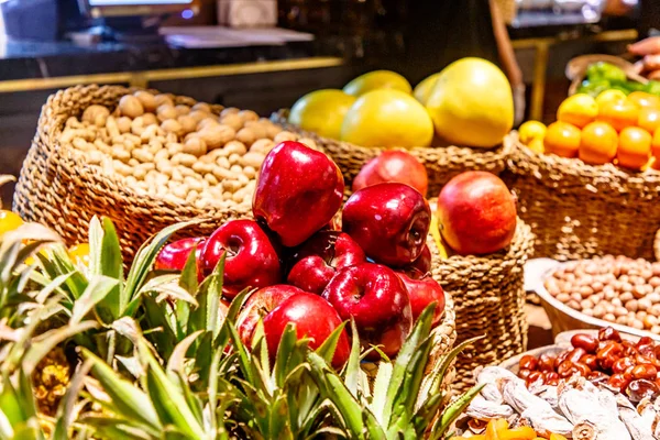 Manzanas y otras verduras y frutas están en el mostrador en el — Foto de Stock