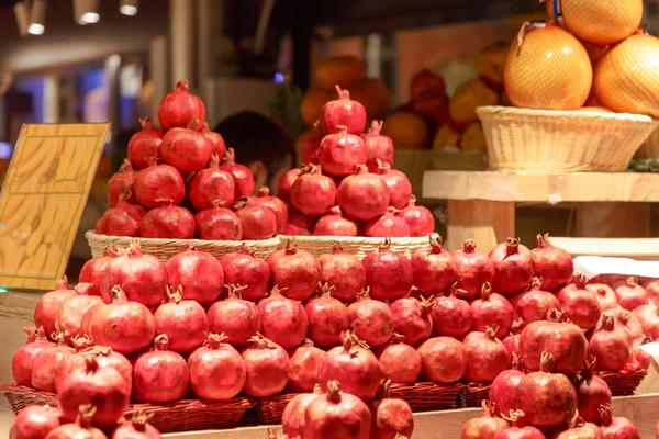 Frutas de romã estão no balcão no mercado . — Fotografia de Stock