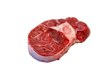 Beyaz arka planda ossobuco çiğ mermer sığır eti, izole.
