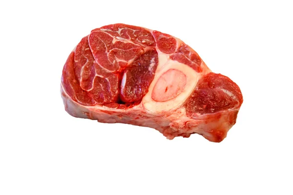 Ossobuco rå marmorerat nötkött på vit bakgrund, isolerad. — Stockfoto