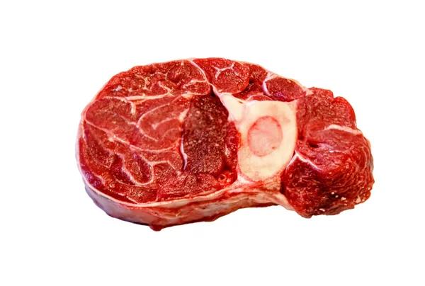 Ossobuco сировина мармурова яловичина на білому тлі, ізольований. — стокове фото