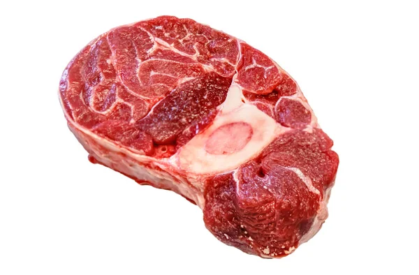 Ossobuco vacuno de mármol crudo sobre fondo blanco, aislado . — Foto de Stock