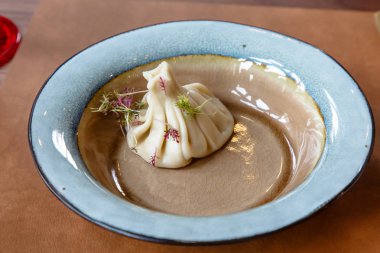 Geleneksel Gürcü çanak-kınkalı, hamur kıyılmış et.