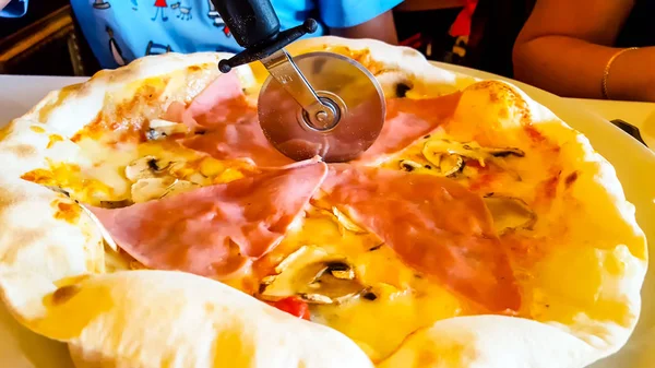 Настоящая пицца с сыром и ветчиной — стоковое фото