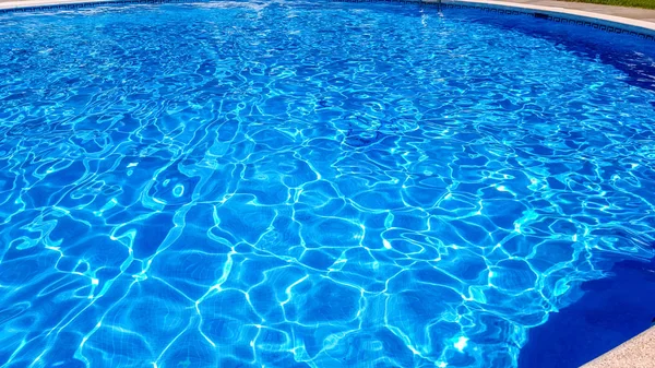 Блакитна вода в басейні — стокове фото