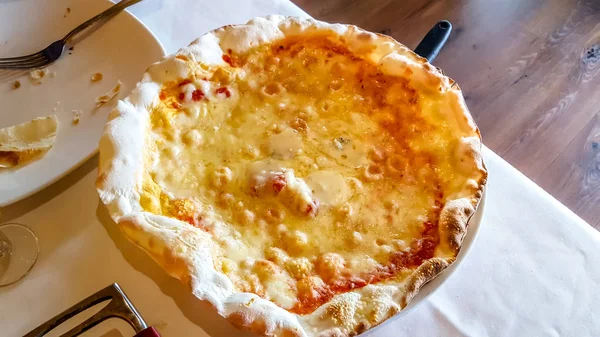 Настоящая пицца с сыром и ветчиной — стоковое фото