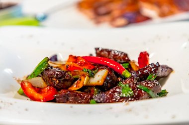 Çin mutfağı. Kırmızı p ile biber soslu kızarmış et parçaları