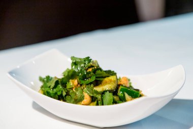 Çin mutfağı. Fındık ile Kırık salatalık.