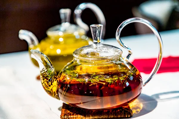 Chá em bule de vidro — Fotografia de Stock