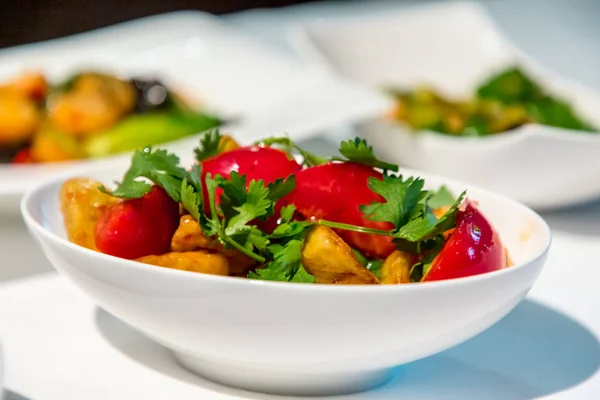 Kuchnia Chińska. świeże pomidory i bakłażan smażony. — Zdjęcie stockowe