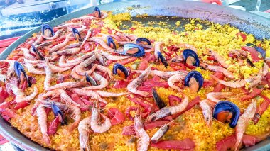 Paella. Büyük bir kızartma da pişirilir geleneksel bir İspanyol yemeği