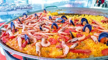 Paella. Büyük bir kızartma da pişirilir geleneksel bir İspanyol yemeği