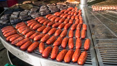 Sosisler fuarda büyük bir ızgarada kızartılır.