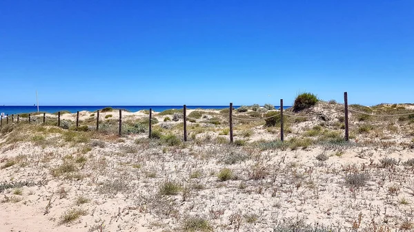 Touw hek in de duinen op het strand. — Stockfoto