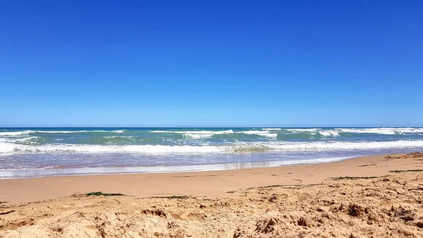 Spiaggia di sabbia vuota sulla spiaggia, estate . — Foto Stock
