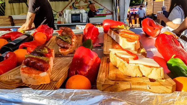 Сэндвичи с колбасой и сыром на стойке на улице . — стоковое фото