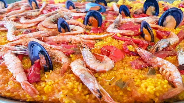 Паелья. Традиційне іспанське блюдо, яке готується у великій смаці — стокове фото