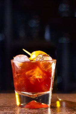 Limon dilimi ve Elma ile kırmızı kokteyl