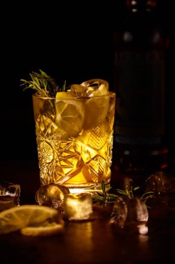 Limon dilimi ve Elma ile kırmızı kokteyl