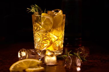 Limon dilimi ve Elma ile kırmızı kokteyl