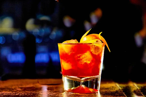 Röd cocktail med citronskiva och äpple — Stockfoto