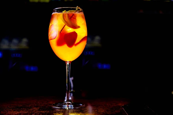 Cocktail rosso con fette di fragola e mela — Foto Stock