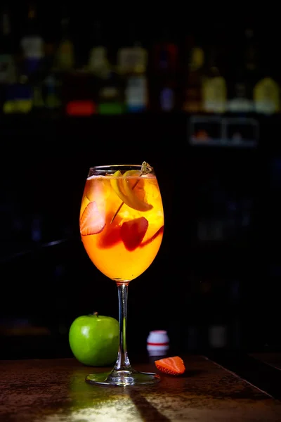 Червоний коктейль з полуничками скибочками і яблуко — стокове фото