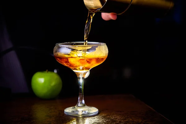 Cocktail rouge avec tranche de citron et pomme — Photo